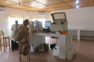 10-laboratoire-et-Automate-de-biochimie-1-1