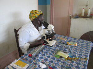 56 BERNADETTE AU MICROSCOPE MAKOUA 301-3 01-2017