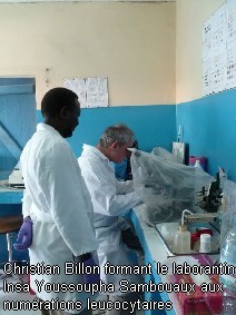 BSF_Centre_sante_kafoutine_06 C. Billon et un technicien en formation