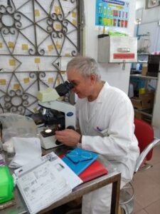 PHOTO-C.-Billon-au-microscope-351-Hop-de-Banteay-Meanchey-janv-2020