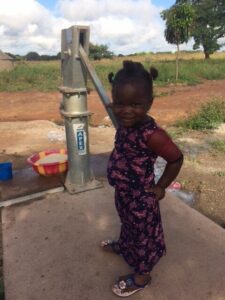 Petite-fille-a-la-pompe-a-eau-Farassabagben-306-3-10-2019-rotated